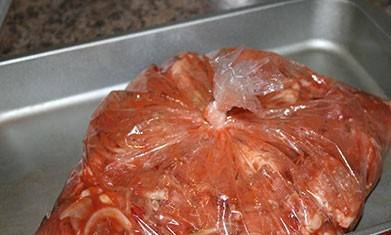 4. Теперь отправляем мясо в мешок для запекания (рукав) в разогретую до 190 градусов духовку. Выпекаем около получаса при температуре 170 градусов.