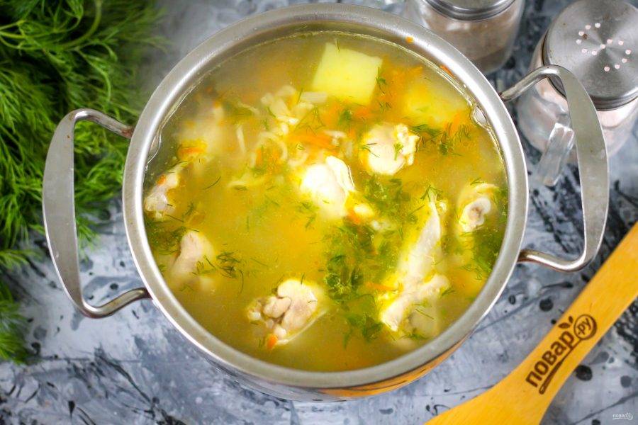 Попробуйте суп на вкус, подкорректируйте его при необходимости. Выключите нагрев.