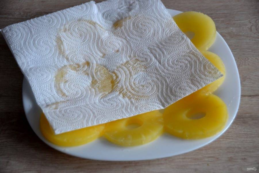Поставьте духовку на разогрев до 180 градусов. Обсушите бумажным полотенцем кольца ананасов и вишню.
