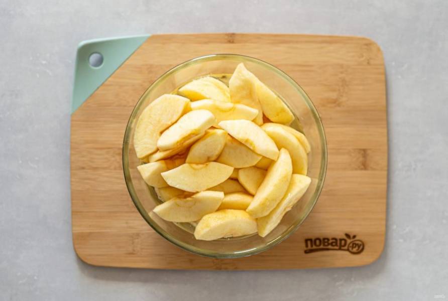 Влейте горячий сироп в яблоки, аккуратно перемешайте и оставьте на полчаса.