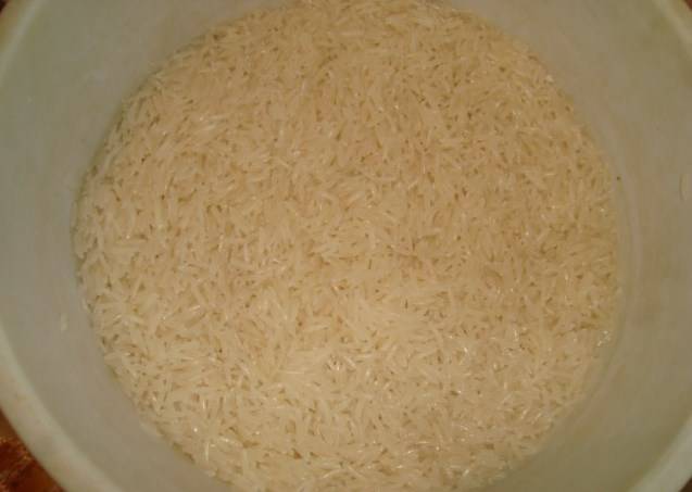 Рис для начала замочите в подсоленной воде минут на 15.