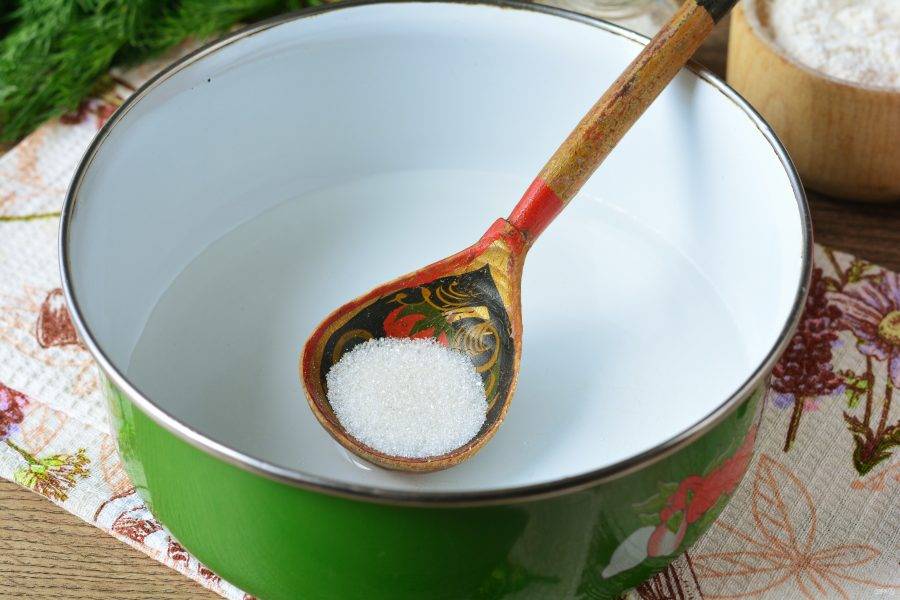 Смешайте сахар и соль с теплой водой. Соль используйте по вкусу, примерно 1/3 ч. л.