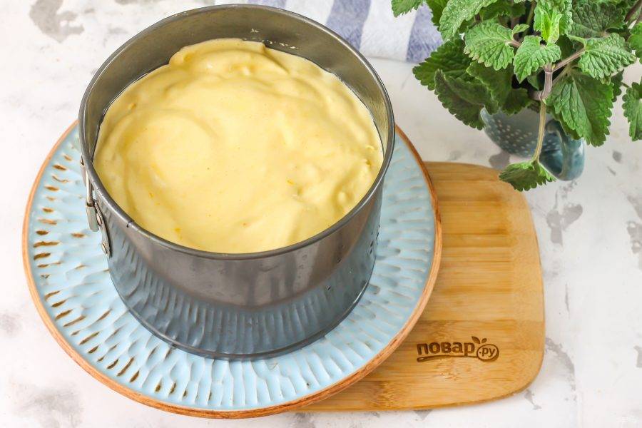 Форму для запекания смажьте растительным маслом и вылейте в нее бисквитное тесто. Поместите форму в духовку на 20-25 минут. Выпекайте бисквит в форме для кулича.