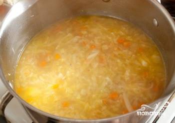 Добавить капусту в кастрюлю с супом. Положить соль, перец. Варить пока капуста не станет мягкой - в среднем 15 минут. 