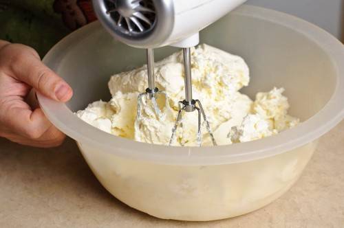 После того, как сливочный сыр дошел до комнатной температуры, взбивать на низкой скорости до получения однородной массы около 45 секунд. 
