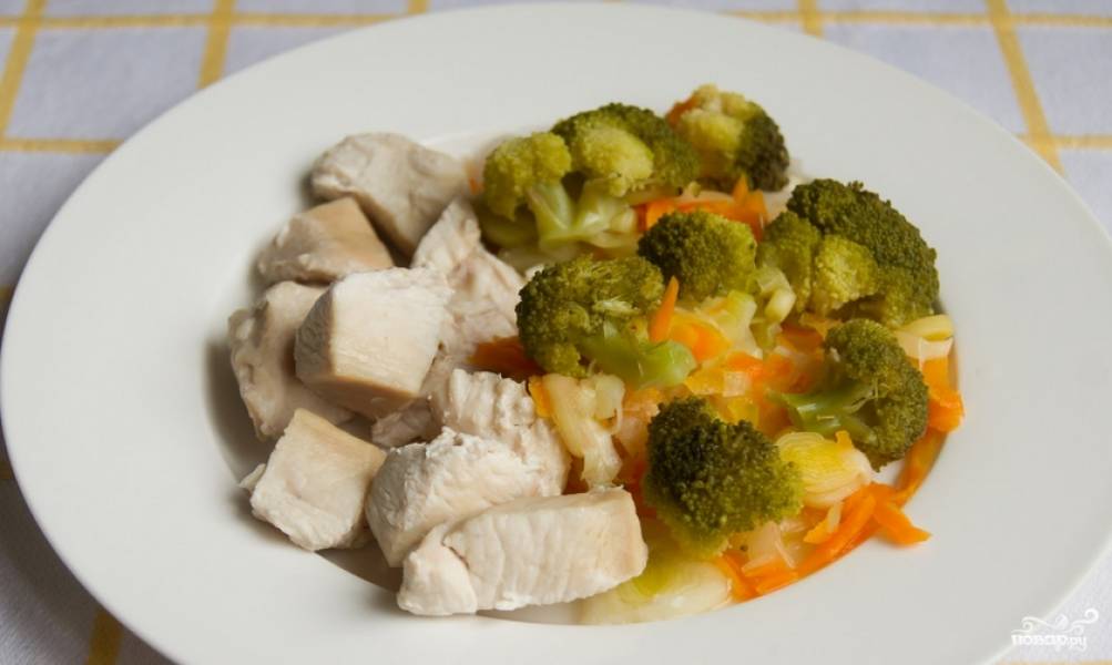 Овощной крем-суп, курица в горчичном соусе и овощи на пару