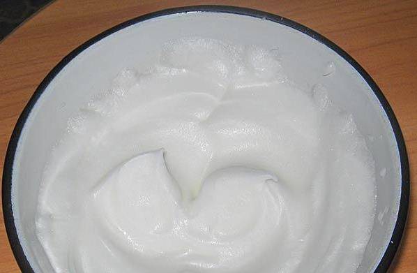 Залейте манку молоком и оставьте на 15-20 минут. Тем временем с помощью миксера взбиваем белки до стойких пиков, добавив щепотку соли.