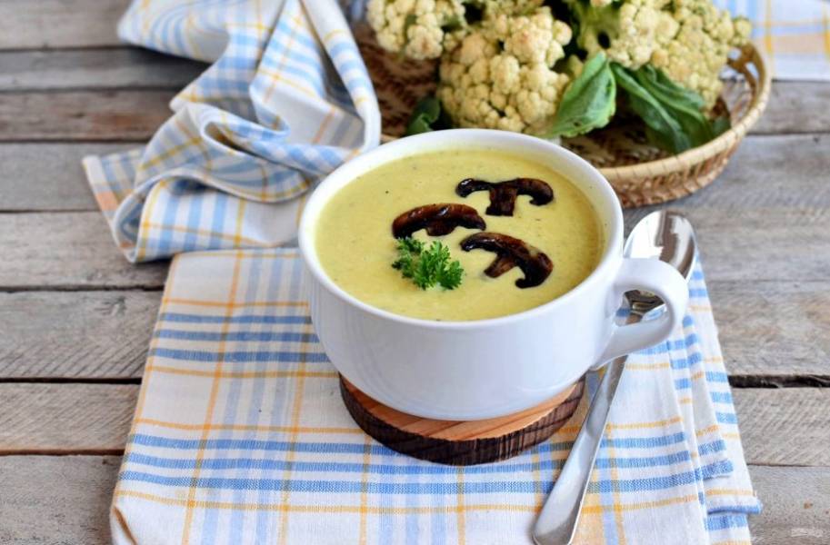 Разлейте готовый суп по тарелкам и выложите сверху ломтики жареных грибов. Украсьте зеленью и сразу подавайте к столу.