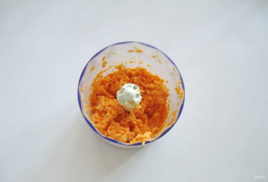 К морковке добавьте чеснок, майонез и соль. По желанию, можно перебить морковную массу в блендере до получения однородной консистенции.