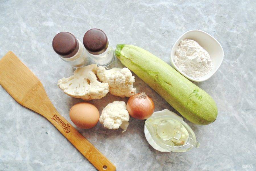 Подготовьте ингредиенты для приготовления котлет из кабачка и цветной капусты.