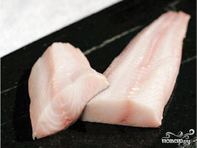 1. Треску или любую морскую рыбу с белым мясом приправьте солью с перцем по вкусу. 