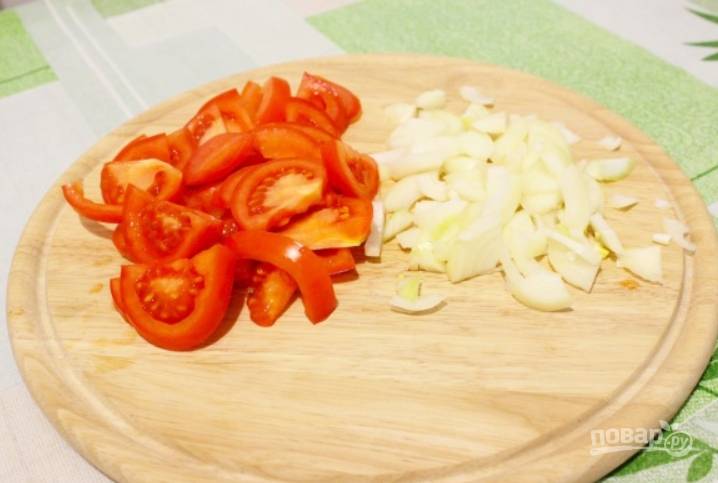 Лук очищаем и измельчаем. Томаты нарезаем небольшими кусочками.
