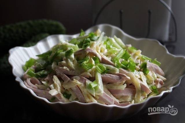 Подавать салат можно просто выложив на тарелки горкой и украсив зеленью. А можно подать его в креманках или выложить на блюдо при помощи кулинарного кольца. Тогда он будет смотреться аккуратно и красиво. 