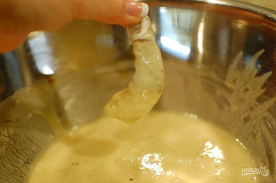 4.	Окуните креветку в тесто, держась за хвост, стряхните лишнее тесто.