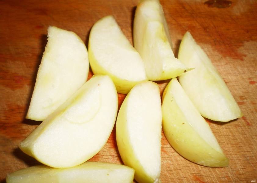 5. Яблоки тоже как следует промываем, убираем у них хвостики, вырезаем места плодоножек. Яблоки можно брать любого сорта, разрезаем их на 4 части и добавляем в общую кастрюлю.