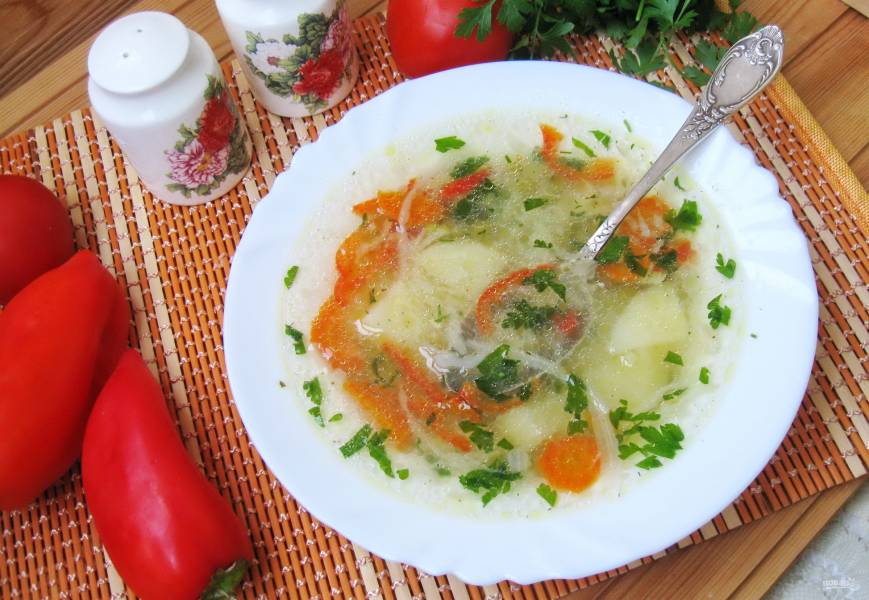 Овощной суп с перцем и зеленым горошком
