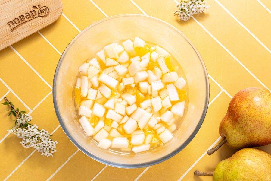 Оставьте на 1-2 часа, пока фрукты не пустят сок и не растворят сахар.