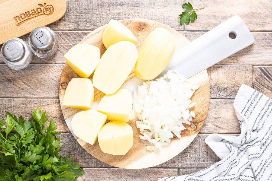 Картофель помойте, очистите от кожуры. Разрежьте на 2-4 части. Репчатый лук нарежьте на мелкие кубики.