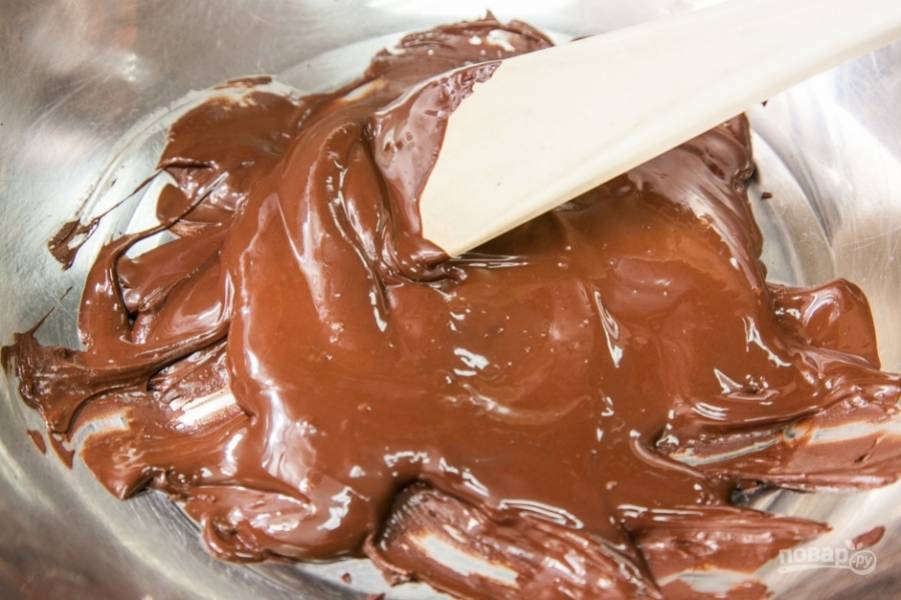Пока конфетки дожидаются своего часа в холодильнике, мы растопим на водяной бане шоколад.