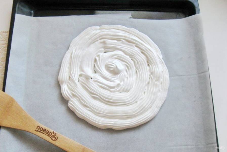 Нарисуйте на пергаменте круг диаметром 20-22 сантиметра. С помощью кулинарного мешка с насадкой выложите безе, полностью заполняя круг.