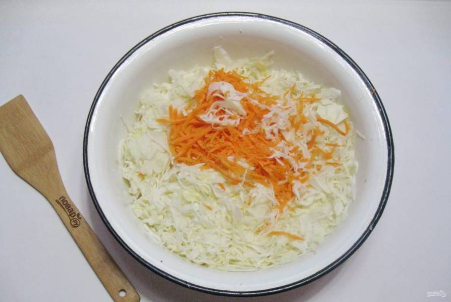 Морковь натрите на терке и добавьте в капусту.