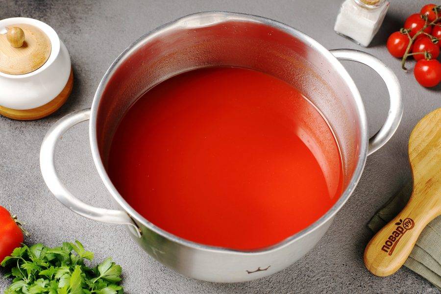 Затем воду слейте в кастрюлю и приготовьте из неё маринад. Если необходимо, то долейте необходимое количество воды из чайника. Поставьте кастрюлю на плиту, добавьте томатную пасту, сахар и соль. Отрегулируйте по вкусу и доведите до кипения. Варите при слабом кипении 5 минут.