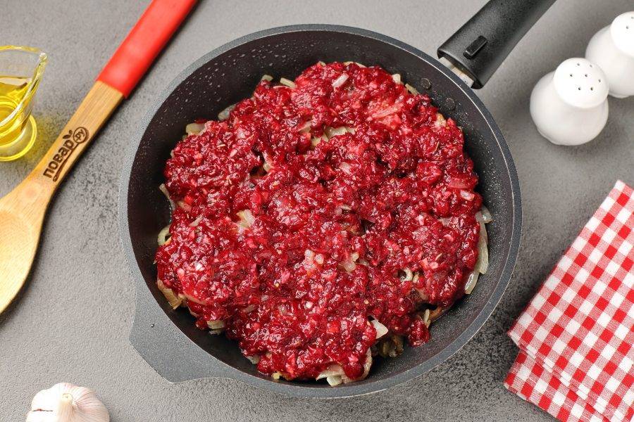 Полейте мясо клюквенным соусом, накройте сковороду крышкой и на небольшом огне тушите 50-60 минут.