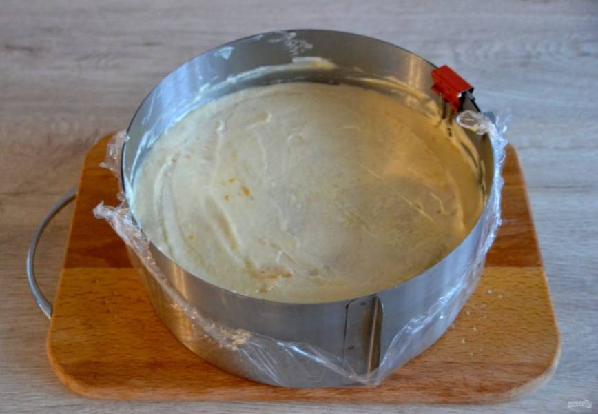 Заполните оставшимся муссом промежутки между стенками формы. Поставьте торт в морозильную камеру на 12-18 часов до полного застывания.