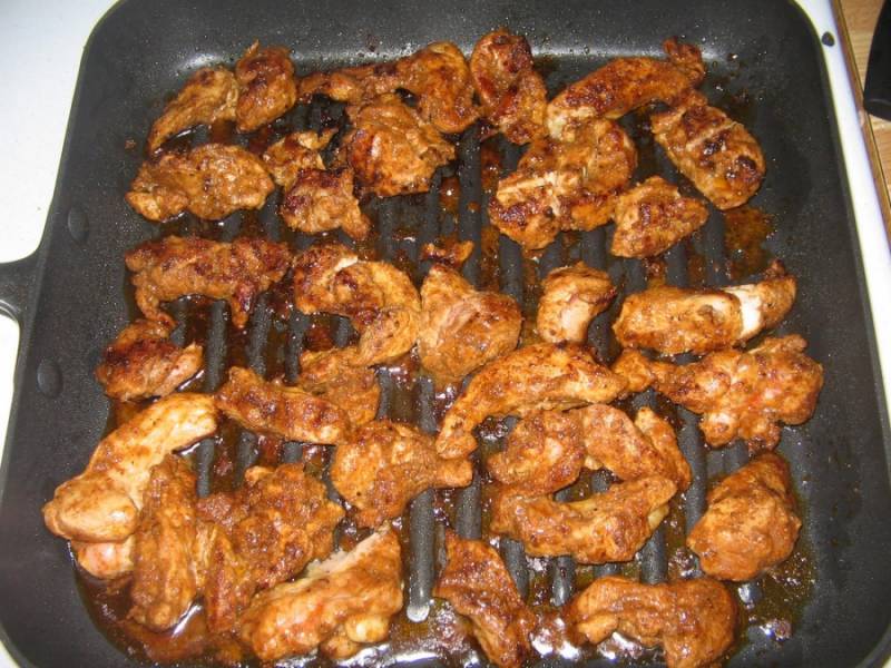 1. Курицу режем небольшими кусочками, обжарим в специях или любом соусе/маринаде. Я жарила на сковороде гриль.