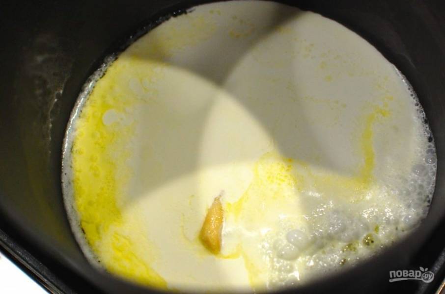 3.	Влейте к растопленному маслу сливки и добавьте измельченный чеснок.