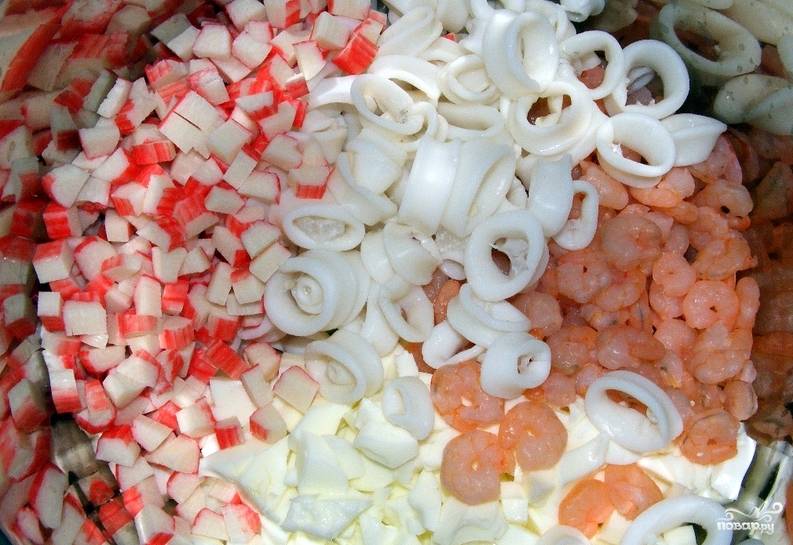Салат с креветками, кальмарами и крабовыми палочками и кукурузой - рецепт с пошаговыми фото