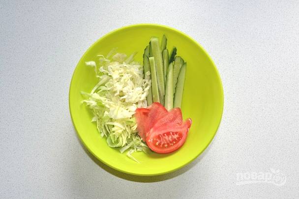 Овощи промойте, обсушите. Нашинкуйте капусту, нарежьте ломтиками помидор и брусочками огурец. 