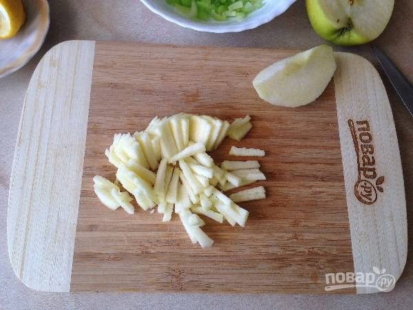 3. Яблоко очистим и нарежем соломкой. Яблоко можно использовать любое (кислое или сладкое), все зависит от вашего вкуса :)