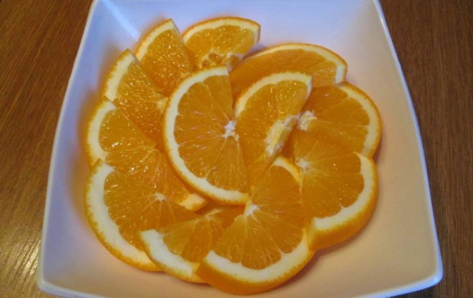 Апельсин нарежьте толстыми крупными дольками.