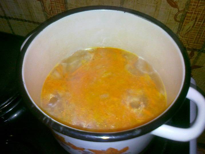 В кастрюле кипятим воду, добавляем картофель и варим его 10 минут. Добавляем обжаренные овощи.