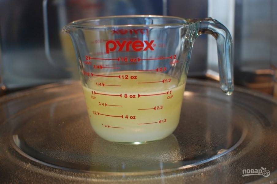 5.	В это же время смешайте 2/3 стакана лимонного сока и 2/3 стакана сахара. Отправьте емкость в микроволновую печь на 60-90 секунд, чтобы растворились сахарные крупинки.