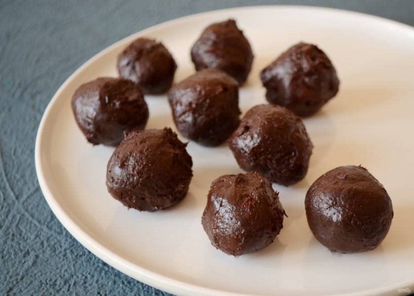 Скатайте из шоколадной массы небольшие шарики. 