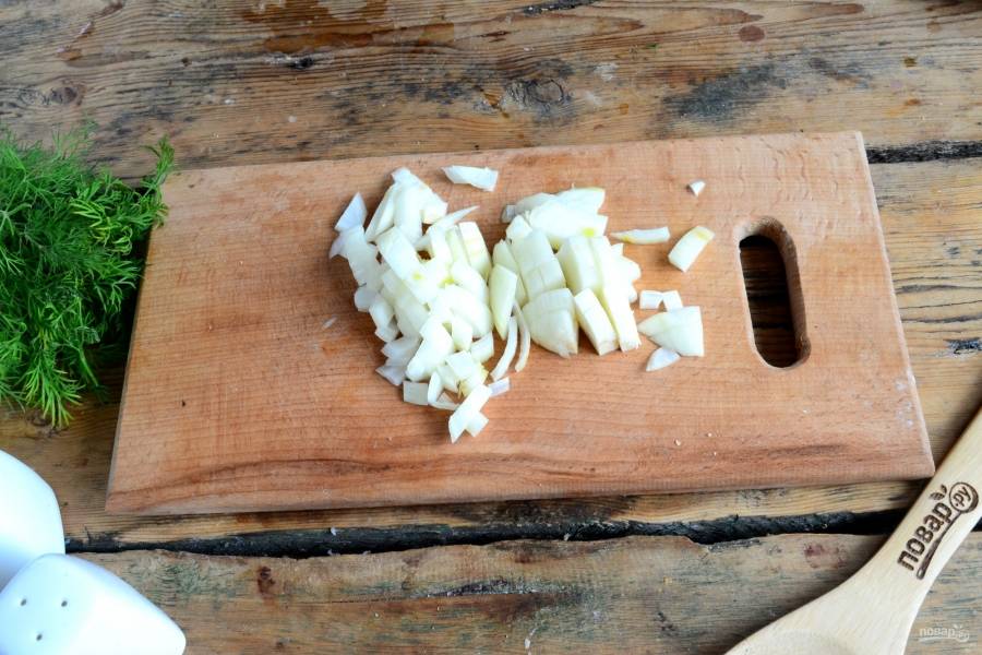 Луковицу мелко порубите, обжарьте на сковороде в небольшом количестве растительного масла.