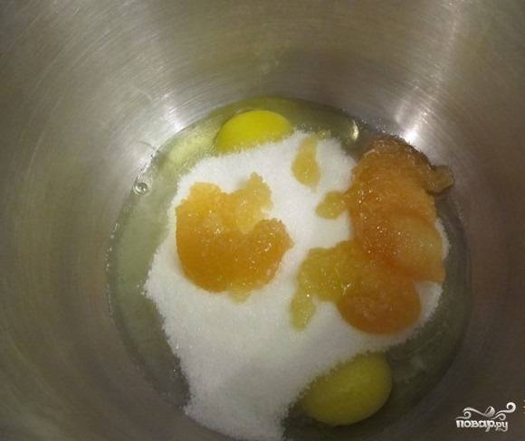 2.	В чашу блендера вбиваем яйца, сахар и мед, добавляем остывшее растопленное масло и тщательно перемешиваем.
