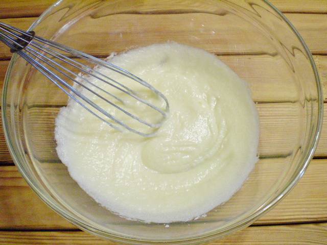2. Размягченное сливочное масло соединяем в ёмкости с сахаром, венчиком перетираем всё до получения однородной пластичной массы.