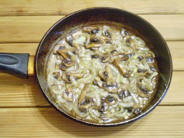 Пожарьте на растительном масле грибы с луком и солью до готовности.