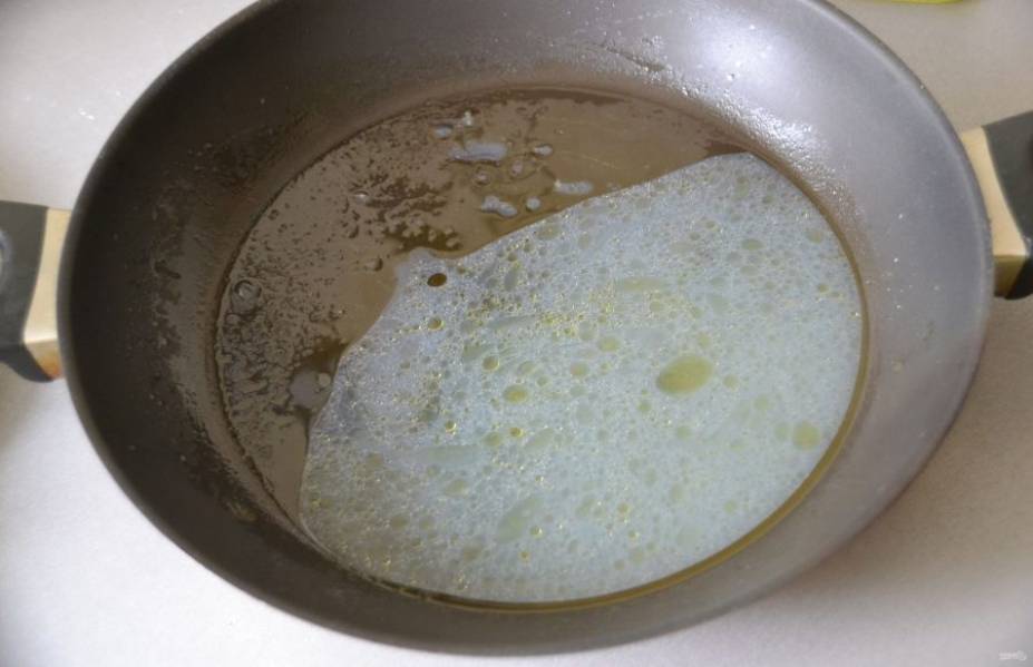 Образовавшийся от мидий бульон сливать не надо, на его основе готовится соус.