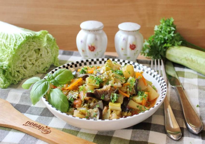 Ароматное, полезное и вкусное рагу с пекинской капустой и кабачком готово. Подавайте к столу, как отдельное блюдо или на гарнир.