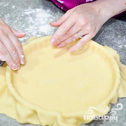 2. Раскатать тесто в круг диаметром 30 см. Поместить тесто в форму и обрезать излишки.  
Заморозить в течение 30 минут. 
