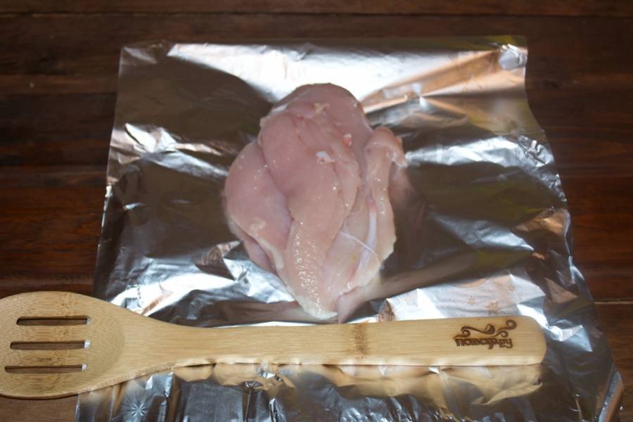Промойте куриное филе. Срежьте остатки кожи и костей. В филе острым ножом сделайте "карманчик".  