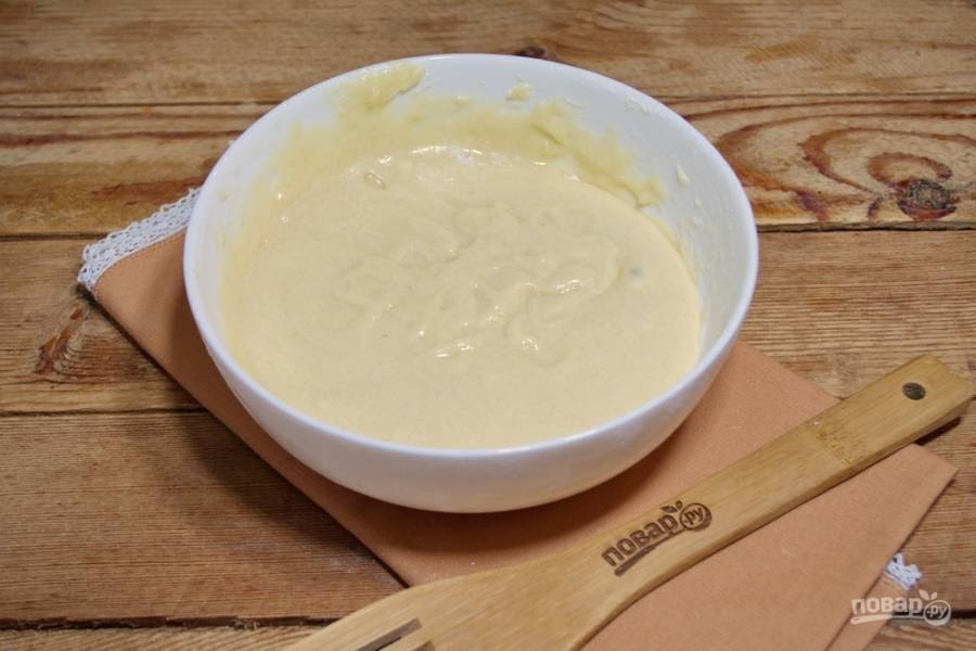 Растопите сливочное масло, влейте его тонкой струйкой в тесто. Взбейте все просто вилкой до однородной консистенции. Получим тесто чуть гуще, чем тесто для приготовления оладий.