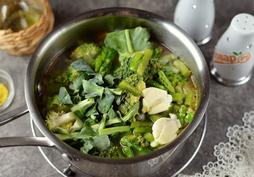 Добавьте спаржу и брокколи в сотейник, положите раздавленный чеснок. Варите суп еще минут 5, в процессе посолите и поперчите по вкусу. При желании можно добавить свежей зелени для аромата.