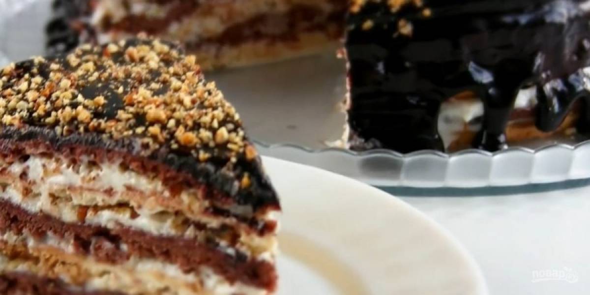 6. Горячей глазурью покройте торт. Сверху посыпьте орехами. Поставьте торт в холодильник на 8 часов Приятного аппетита!