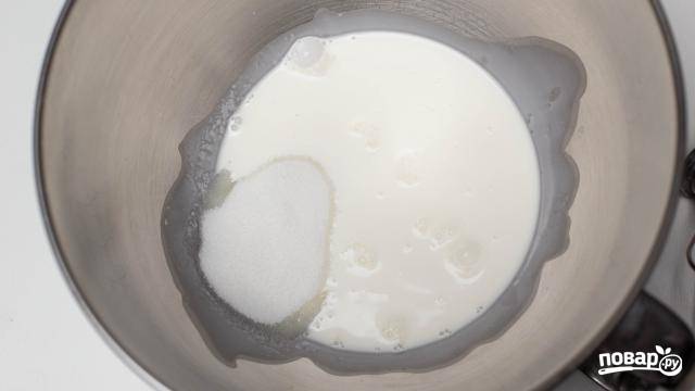 8. В отдельной мисочке взбейте сливки с оставшимся сахаром до плотных пиков. Можно для аромата добавить ваниль. 