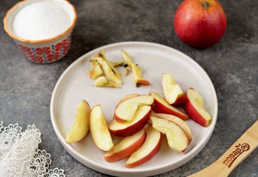 Разрежьте яблоки пополам, удалите сердцевину, мякоть нарежьте тонкими дольками. Чистить яблоки от кожуры не требуется, она поможет сохранить долькам форму.